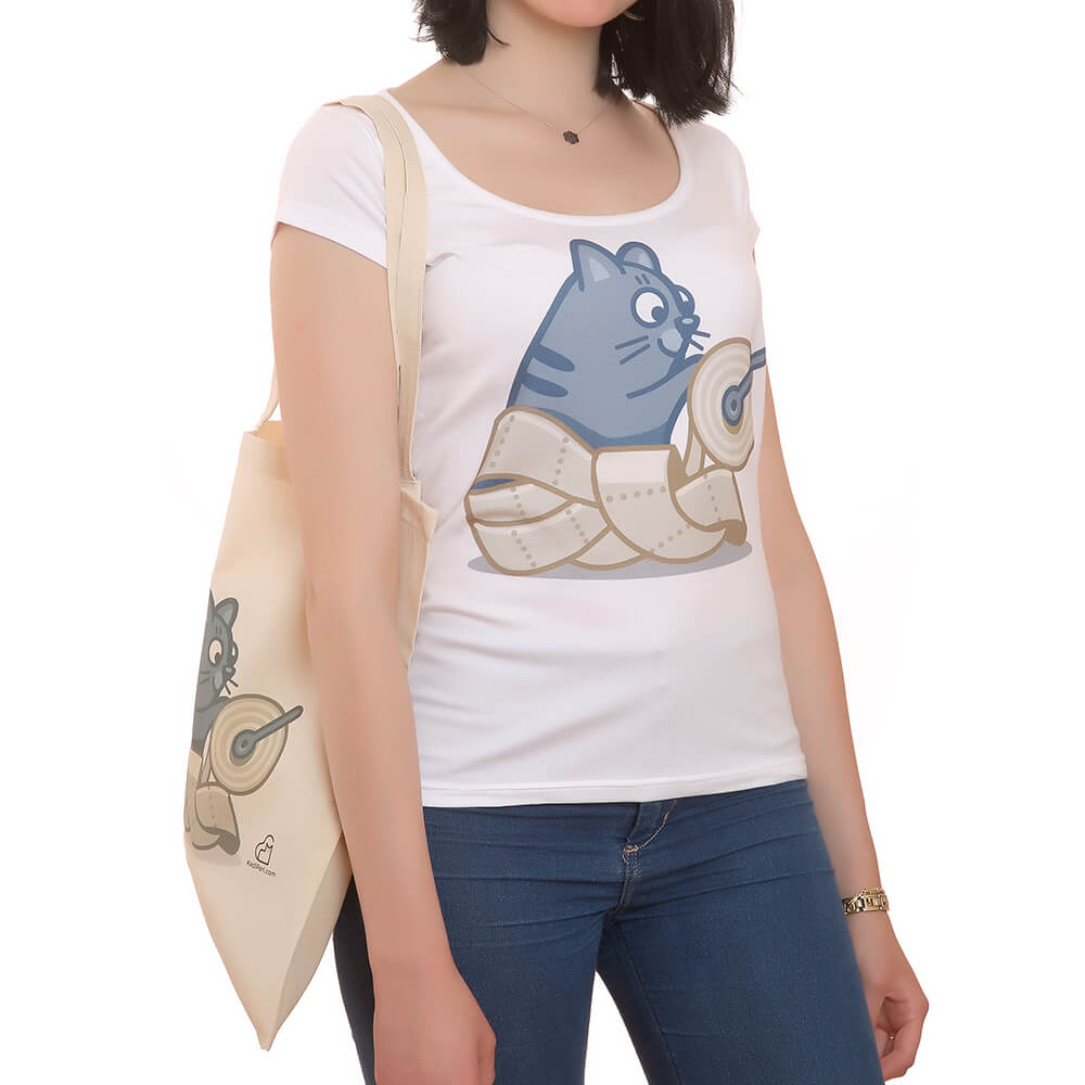 tuvalet-kagidi-rulosuyla-oynayan-kedili-t-shirt3 Rulocu Kedili T-Shirt